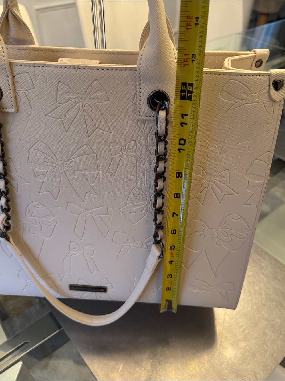 Betsey Johnson XOKiara2 Embossed Bow Creme Tote W/ Wristlet-NWOT - Picture 5 of 15